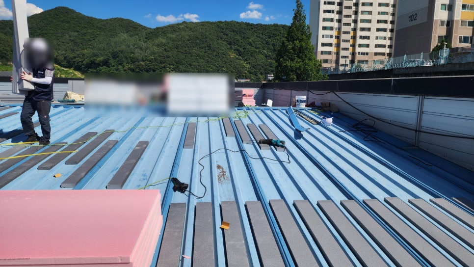 대구텍 롤동·세라믹동 지붕, 골 채움과 단열을 함께 진행한 TPO 시공 — 사진 2