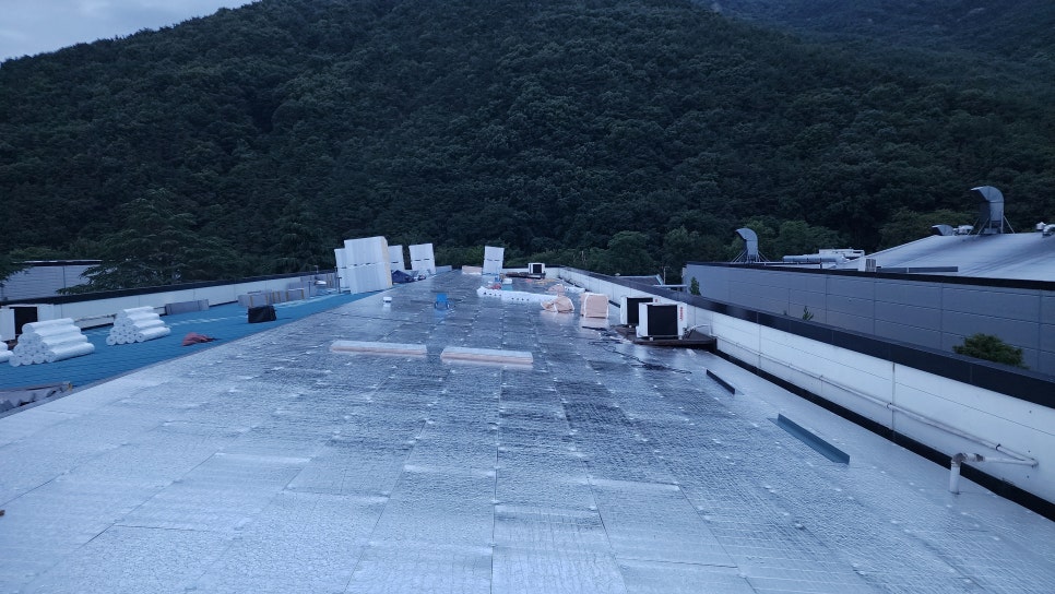 대구텍 롤동·세라믹동 지붕, 골 채움과 단열을 함께 진행한 TPO 시공 — 사진 11